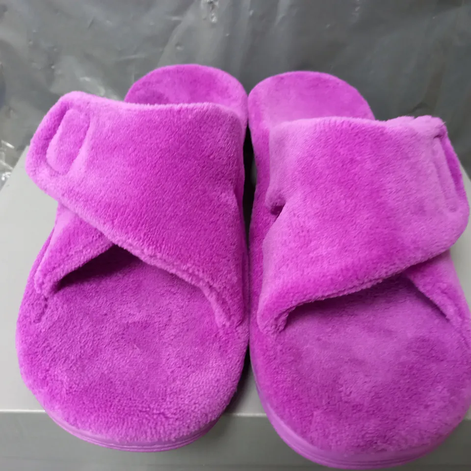 VIONIC INDULGE RELAX SLIPPERS IN PURPLE - SIZE 7