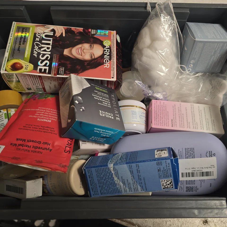 APPROXIMATELY 15 ASSORTED HEALTH & BEAUTY PRODUCTS TO INCLUDE OLAPLEX BOND AND MAINTENANCE CONDITIONER, SHEA BETTER BODY LOTION, PAULAS CHOICE PADS , ETC - COLLECTION ONLY