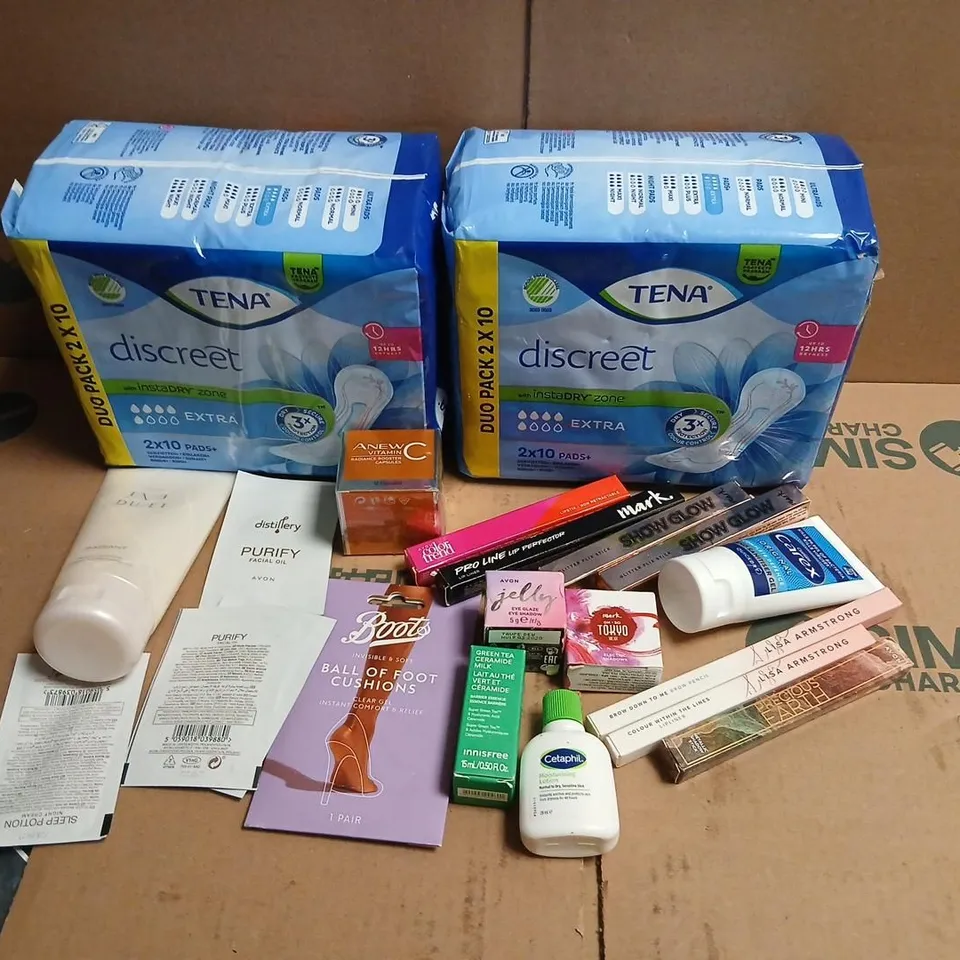 ASSORTED HEALTH & BEAUTY PRODUCTS INCLUDING TENA DISCREET PADS AND COSMETICS