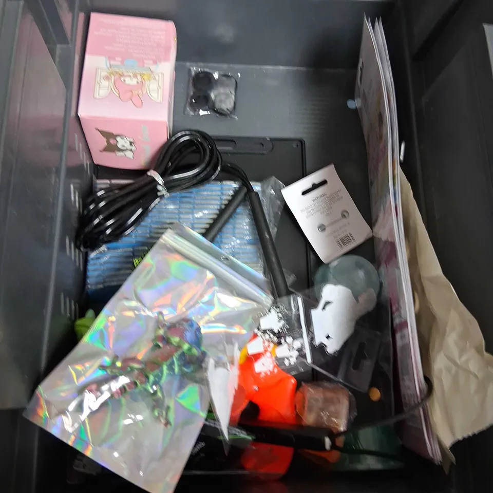 TOTE OF ASSORTED TOYS AND ACCESSORIES TO INCLUDE; UNO FLIP, PLAYING CARDS AND NOVELTY PEN