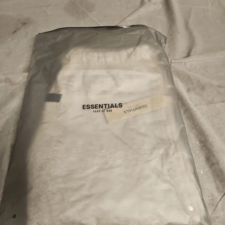 FEAR OF GOD ESSENTIALS SHORTS– LIGHT OATMEAL – SIZE S