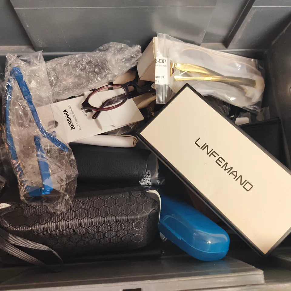 APPROXIAMTELY 10 ASSORTED SUNGLASSES/SPECTACLES IN VARIOUS DESIGNS TO INCLUDE BRANDS SUCH AS LINFEMAND, BERSHKA, , ETC