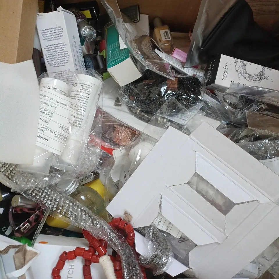 BOX OF APPROXIMATELY 100 HOUSEHOLD AND FASHION ACCESSORY ITEMS TO INCLUDE PERFUME SACHETS, FRUIT & VEG FEED, ETC
