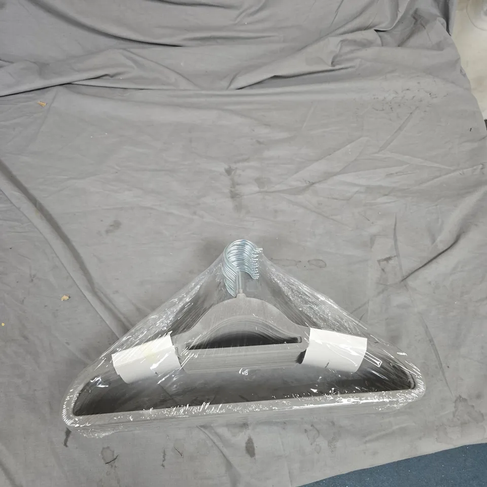 BOX OF APPROXIMATELY 15 ASSORTED ITEMS TO INCLUDE: VELVET HANGERS 