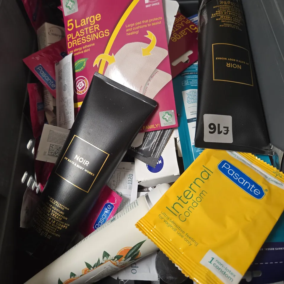 APPROXIMATELY 20 ASSORTED HEALTH & BEAUTY PRODUCTS TO INCLUDE PERIOD PATCHES, HAIR COLOUR, BODY WASH ETC