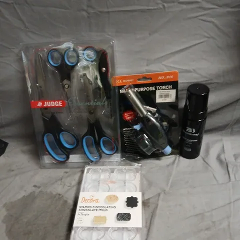 APPROXIMATEY 15 HOUSEHOLD ITEMS TO INCLUDE ESSENTIALS SCISSOR SET, CHOCOLATE MOLD AND BOOT BUDDY SHOE CLEANING FOAM