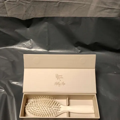 BEAUTY WORKS X MOLLY-MAE THE SOFT BRISTLE BRUSH