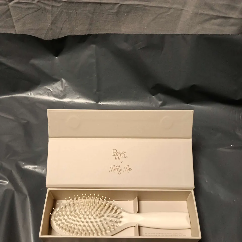 BEAUTY WORKS X MOLLY-MAE THE SOFT BRISTLE BRUSH