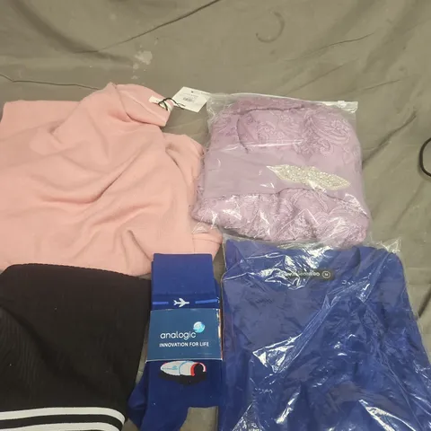 APPROXIMATELY 20 ASSORTED CLOTHING PRODUCTS IN VARIOUS STYLES & SIZES TO INCLUDE PANTS, T-SHIRTS, DRESSES ETC