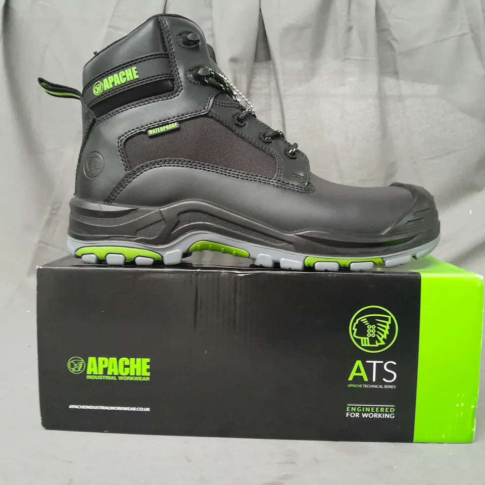 BOXED PAIR OF APACHE ANKLE BOOTS IN BLACK SIZE 8