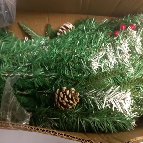 BOXED UNBRANDED CHRISTMAS TREE WITH 600 TIPS - 5.9FT TREE