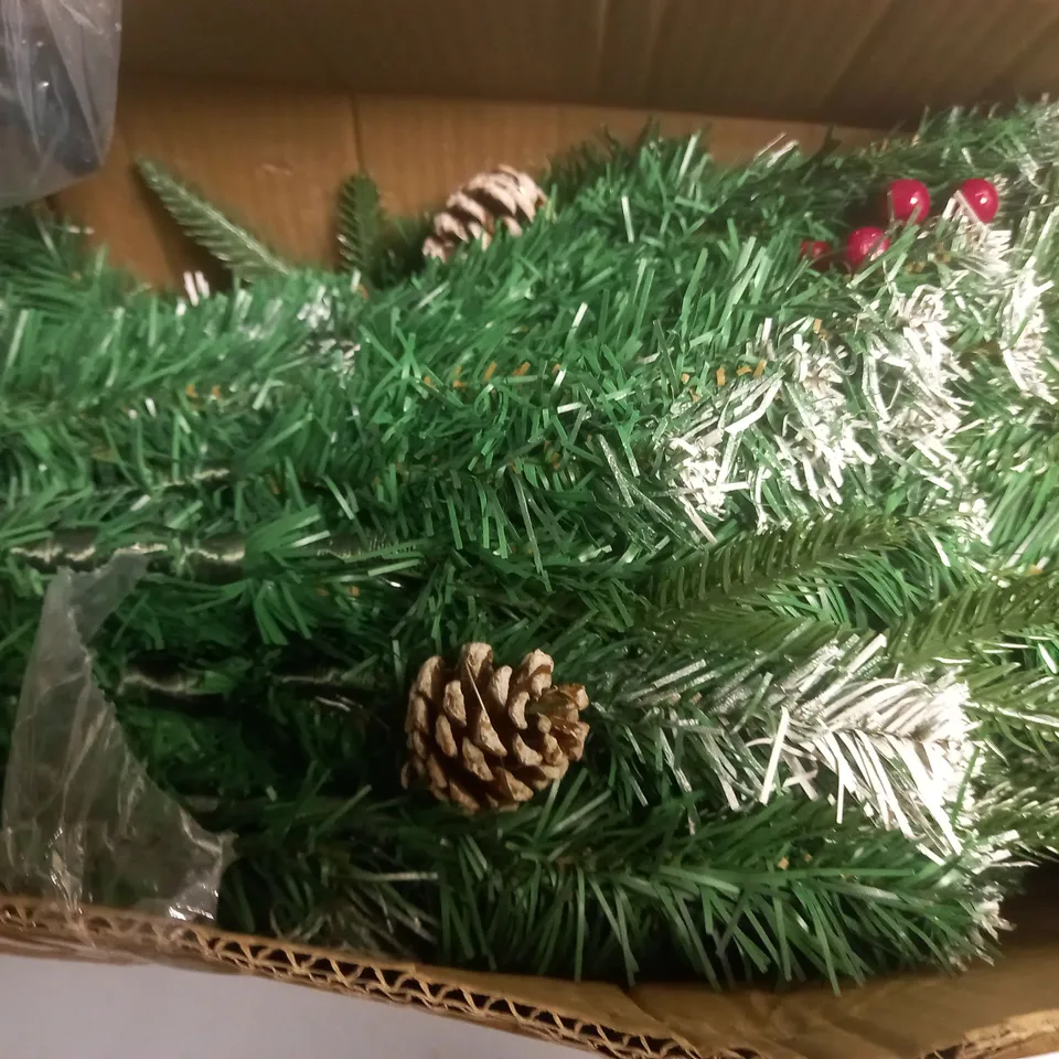 BOXED UNBRANDED CHRISTMAS TREE WITH 600 TIPS - 5.9FT TREE