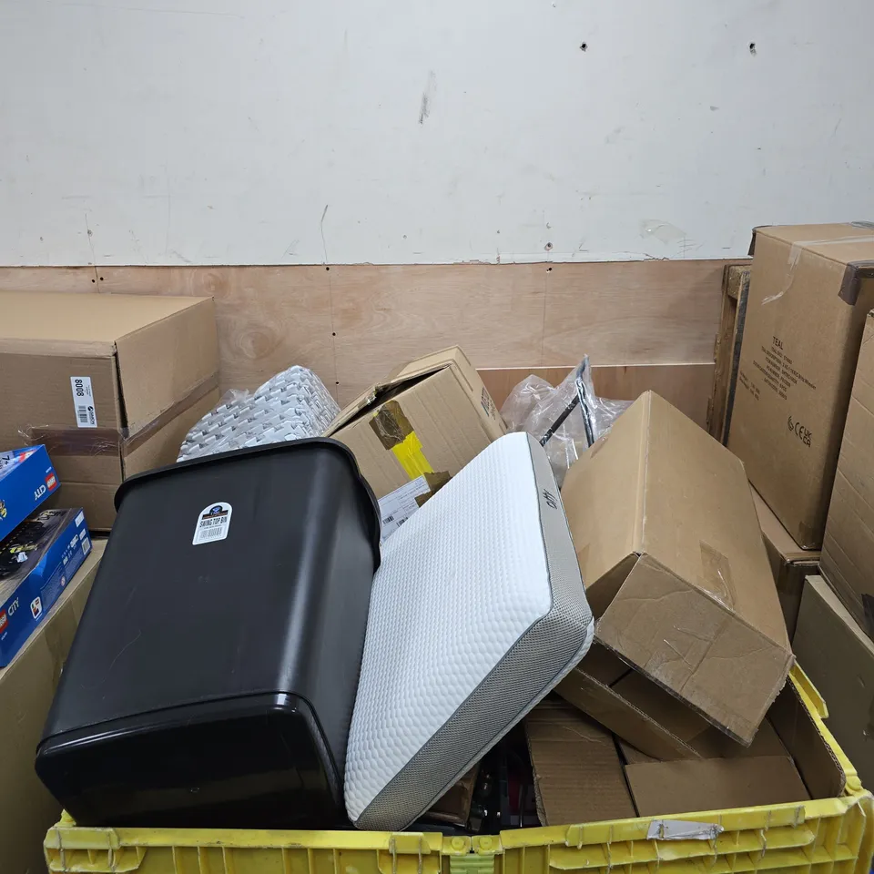 A PALLET CONTAINING A LARGE AMOUNT OF ASSORTED ITEMS TO INCLUDE PILLOW, SWING TOP BIN, NEW DESIGN SHOE RACK ETC