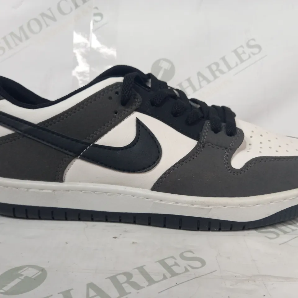 PAIR OF NIKE DUNK LOW PRO TRAINERS IN BLACK/GREY/WHITE UK SIZE 8