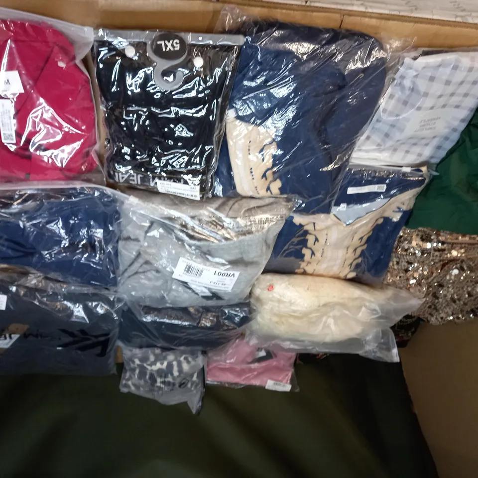 LOT OF APPROX 20 ASSORTED CLOTHING ITEMS TO INCLUDE JUMPERS, JEANS AND T-SHIRTS