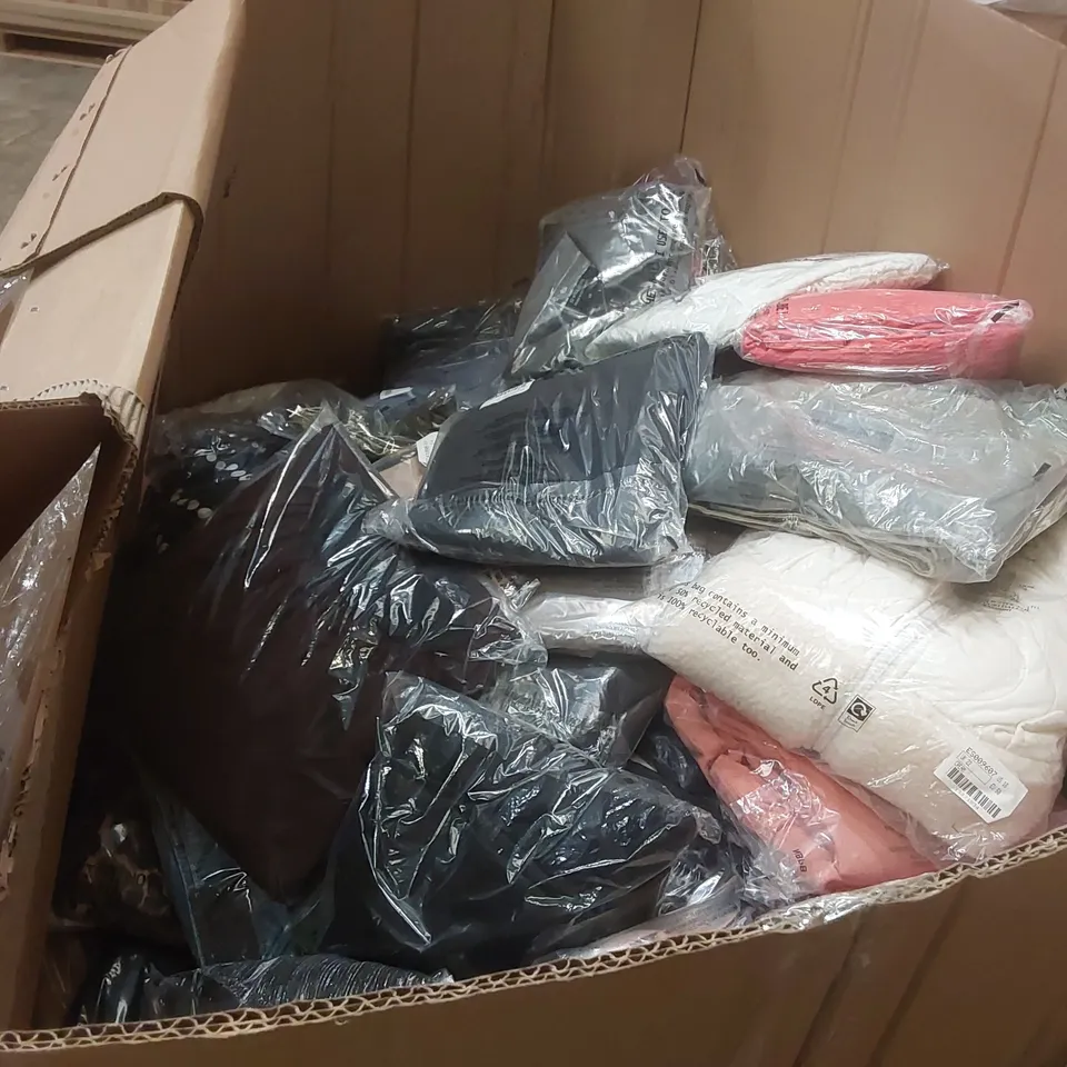 PALLET CONTAINING APPROXIMATELY 500x BRAND NEW ASSORTED DESIGNER CLOTHING ITEMS INCLUDING: MAGISCULPT BODYSUIT, JD WILLIAMS TOP, JULIPA JUMPER ECT