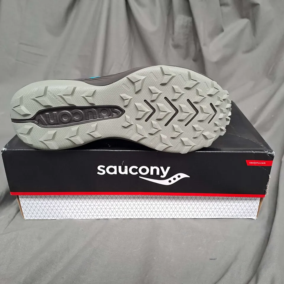 BOXED PAIR OF SAUCONY TRAINERS IN BLUE/GREY SIZE 8