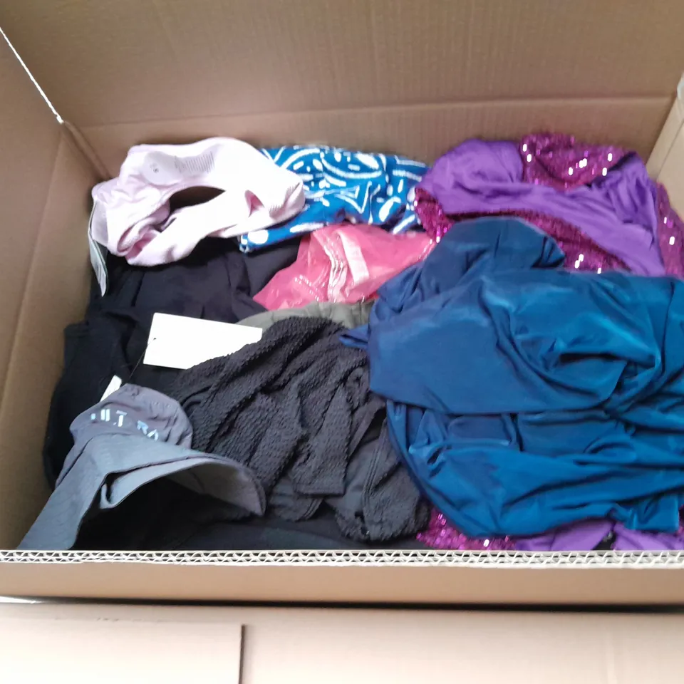 LARGE QUANTITY OF ASSORTED CLOTHING ITEMS TO INCLUDE BOOHOO, PRETTYLITTLETHING AND WOLVEN - VARIOUS SIZES