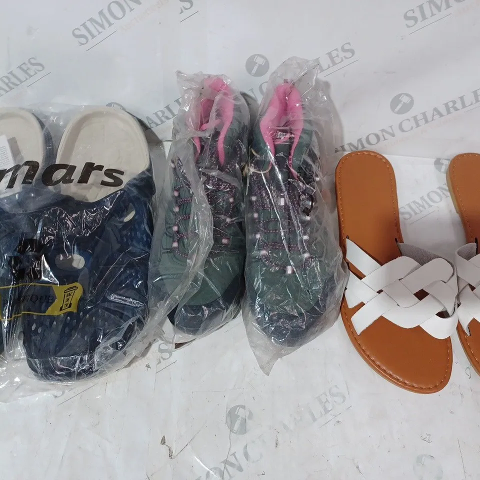 BOX OF APPROXIMATELY 20 ASSORTED PAIRS OF SHOES AND FOOTWEAR ITEMS IN VARIOUS SIZES TO INCLUDE HITMARS, MOUNTAIN WAREHOUSE, ETC