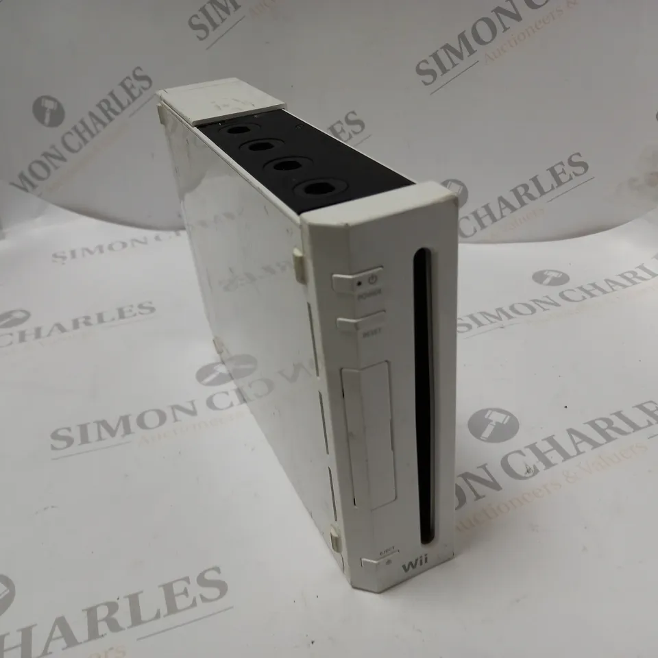 NINTENDO WII GAMES CONSOLE IN WHITE