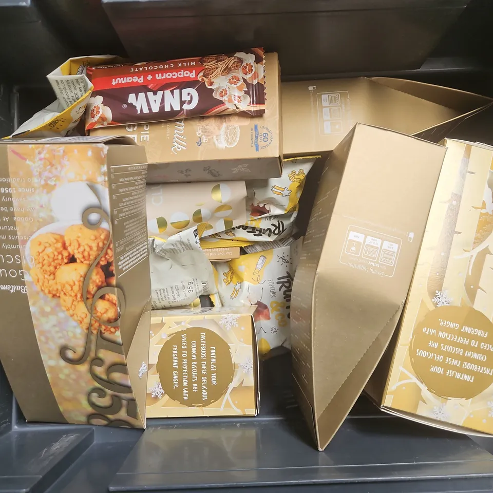 TOTE OF APPROXIMATELY 11 ASSORTED FOOD AND DRINK ITEMS TO INCLUDE GINGERBREAD , BUTTERMILK MINCE PIE FUDGE , ETC 