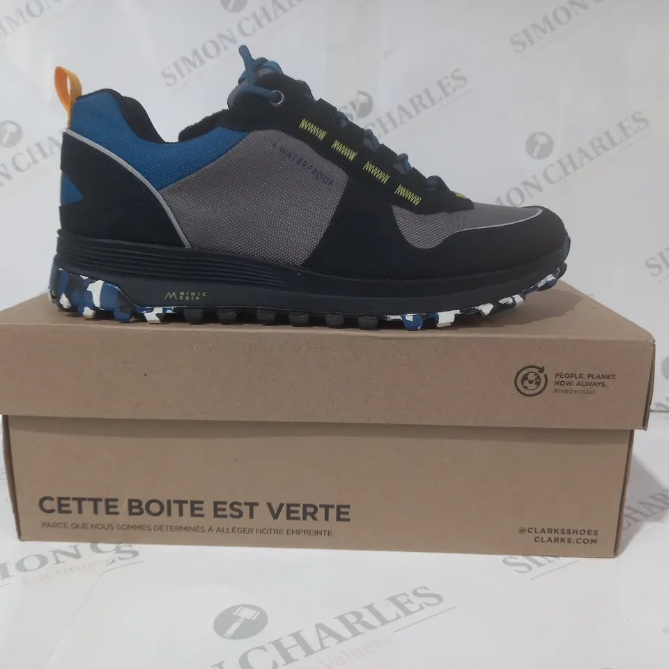 BOXED PAIR OF CLARKS SHOES IN GREY/BLUE/BLACK UK SIZE 8.5