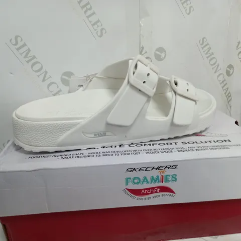 BOXED PAIR OF SKECHERS ARCH FIT FOAMIES SLIDE SANDALS IN WHITE SIZE 5