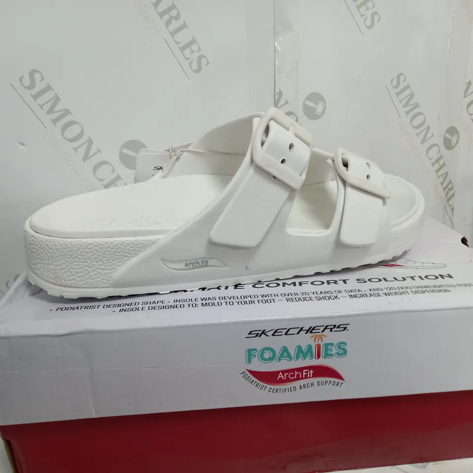 BOXED PAIR OF SKECHERS ARCH FIT FOAMIES SLIDE SANDALS IN WHITE SIZE 5