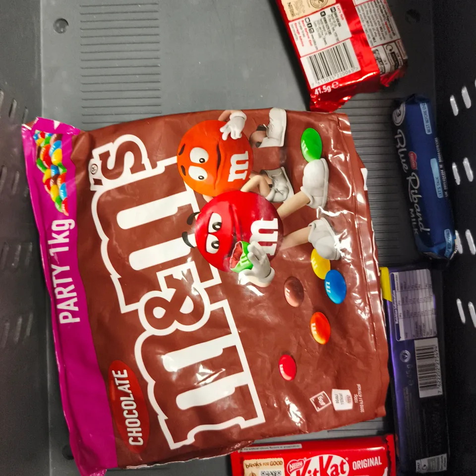 APPROXIMATELY 10 ASSORTED FOOD/DRINK PRODUCTS TO INCLUDE M&MS, PARSLEY, DAIRY MILK ETC