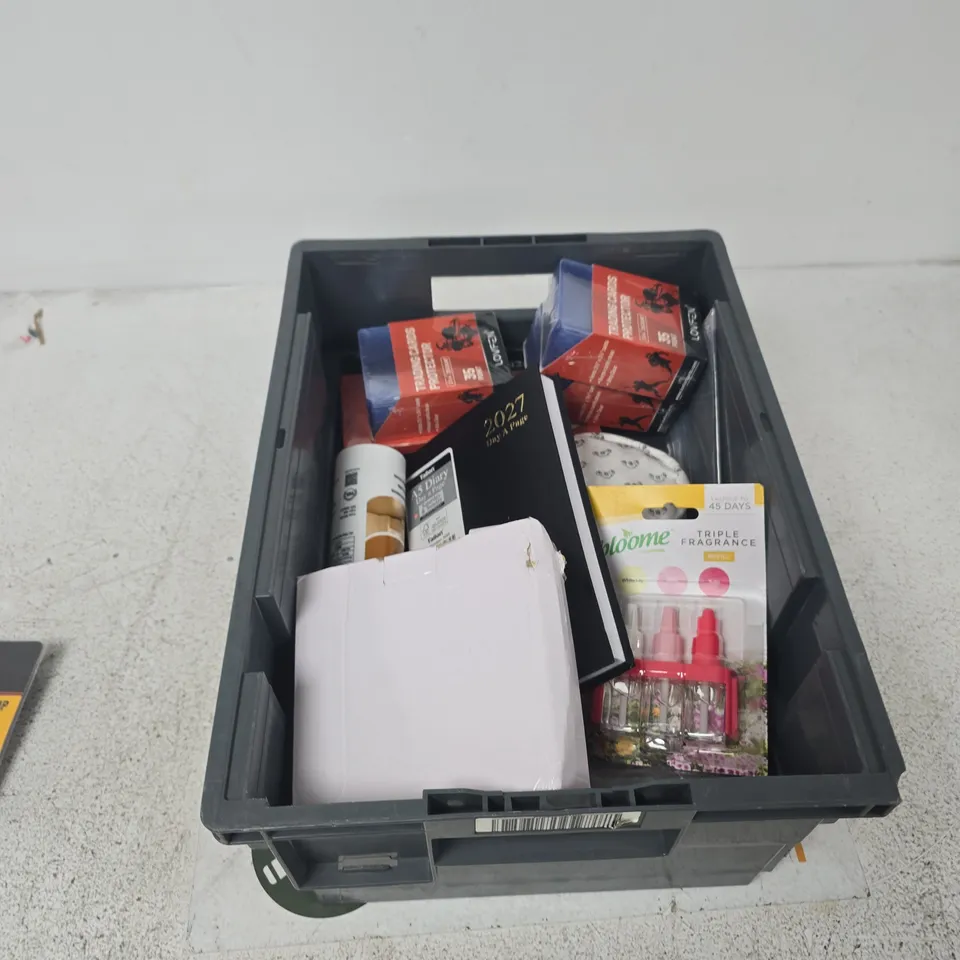 TOTE OF APPROXIMATELY 12 ASSORTED ITEMS TO INCLUDE: LIGHT STEEL KEEL CLAMP 