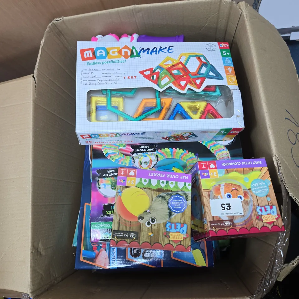 BOX OF APPROXIMATELY 10 ASSORTED TOYS INCLUDING PITTER PATTER PETS BUSY LITTLE CLOWNFISH, FLIP OVER FERRET AND MAGNIMAKE