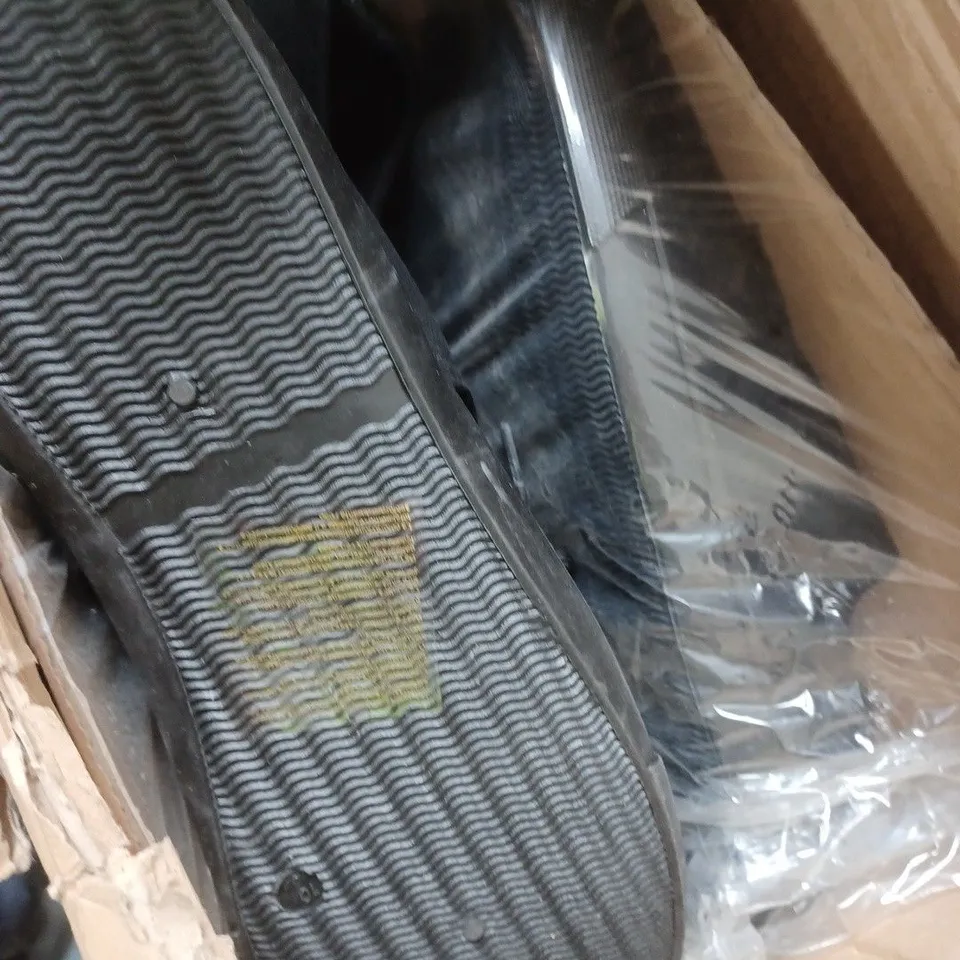 BOX OF APPROXIMATELY 6 LOW BLACK PUMP SHOES 