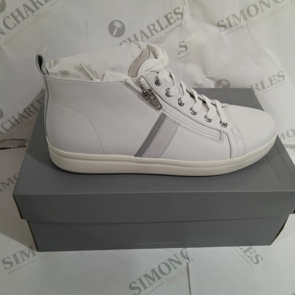 PAIR OF VIONIC STEVIE TRAINERS WHITE SIZE 7