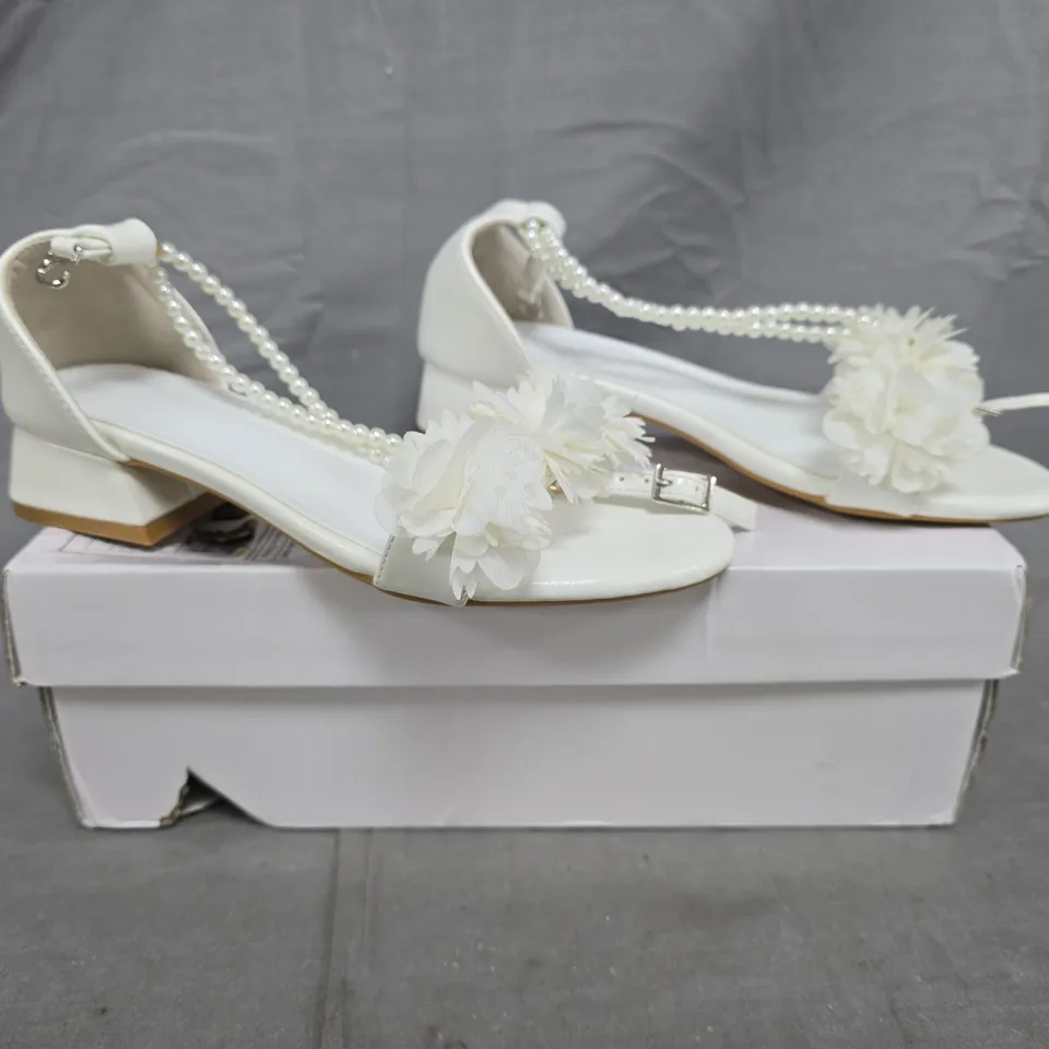 BOXED PAIR OF UNBRANDED LOW BLOCK HEEL OPEN TOE BRIDAL SANDALS IN IVORY SIZE EU 35