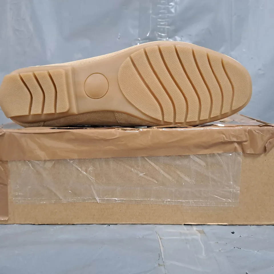 BOXED PAIR OF LANDS' END SUEDE DRIVING SHOES IN SANDSTONE SIZE UK 6