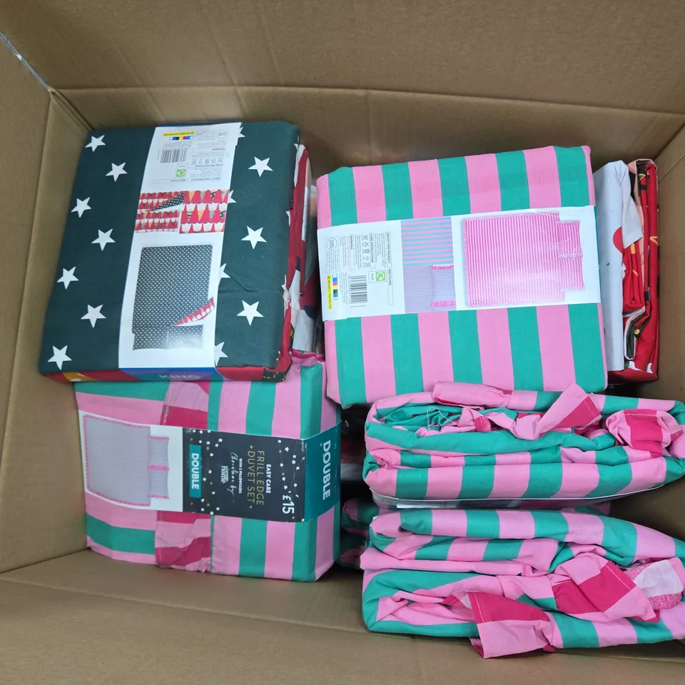 APPROXIMATELY 10 ASSORTED BEDDING ITEMS TO INCLUDE DUVETS - COLLECTIONS ONLY