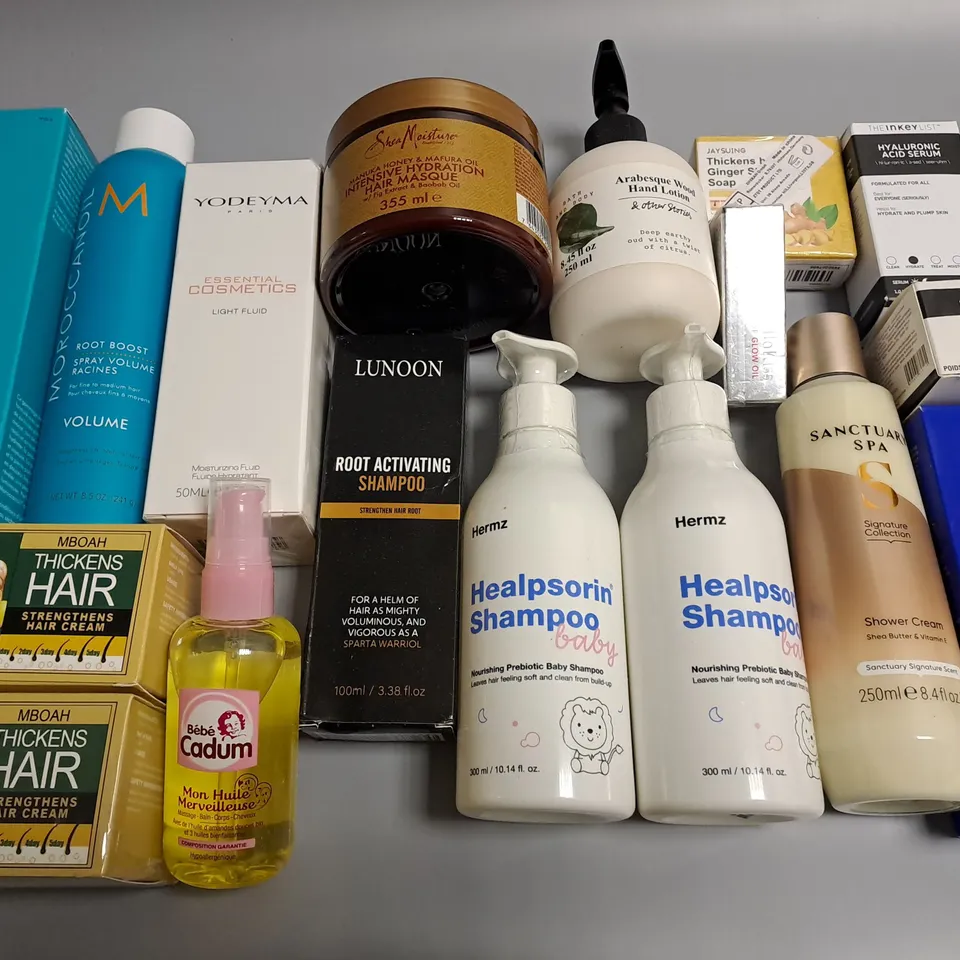 LOT OF ASSORTED HEALTH AND BEAUTY ITEMS TO INCLUDE SANCTUARY SPA SHOWER CREAM, MOROCCANOIL BODY POLISHING SCRUB AND YODEYMA LIGHT FLUID