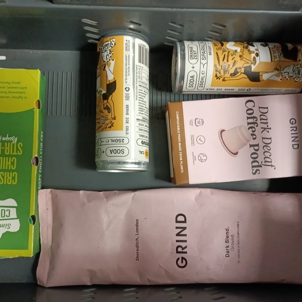 APPROXIMATELY 8 ASSORTED FOOD AND DRINK ITEMS TO INCLUDE LINDT, CADBURY, HOTEL CHOCOLAT, ETC