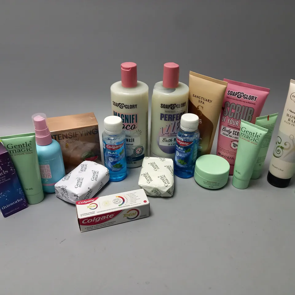APPROXIMATELY 18 ASSORTED COSMETICS ITEMS TO INCLUDE SOAP & GLORY PERFECT ZZZEN BATH MILK (500ml), GENTLE MAGIC THE SKINCARE SERUM (50ml), LOVEMYTAN INTENSIFYING GEL, ETC