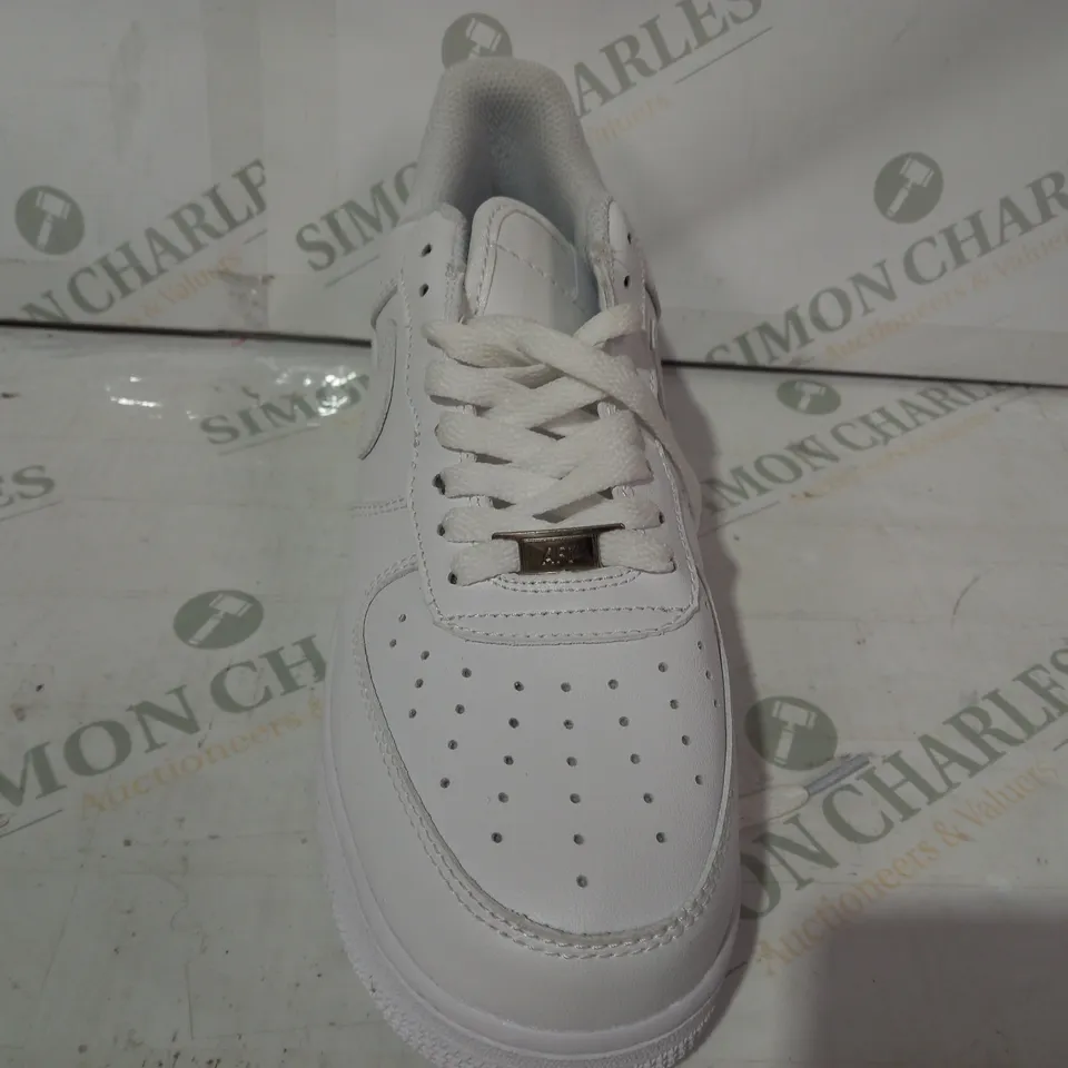 PAIR OF NIKE AIR FORCE 1 SHOES IN WHITE UK SIZE 7