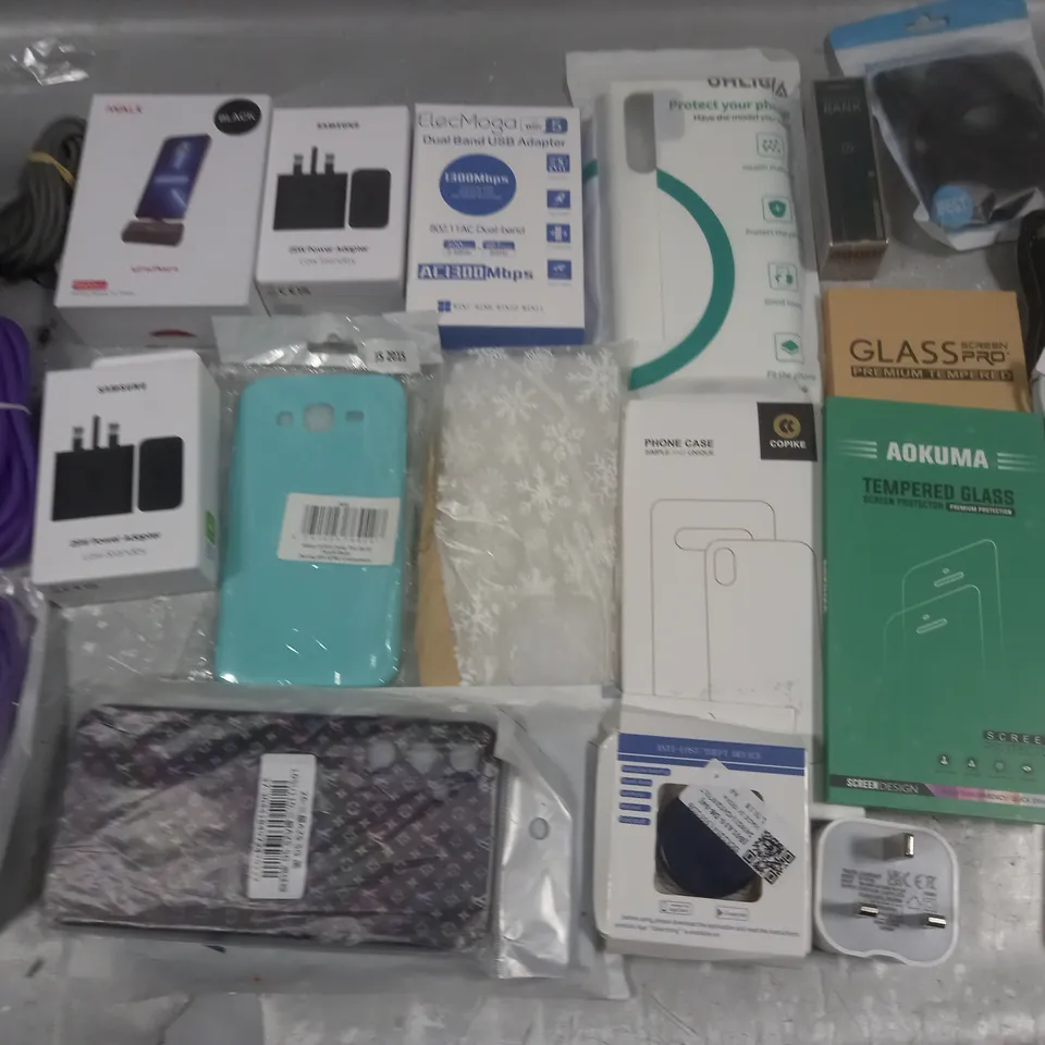 LOT OF ASSORTED MOBILE PHONE ACCESSORIES TO INCLUDE CASES, SCREEN PROTECTORS AND CHARGERS