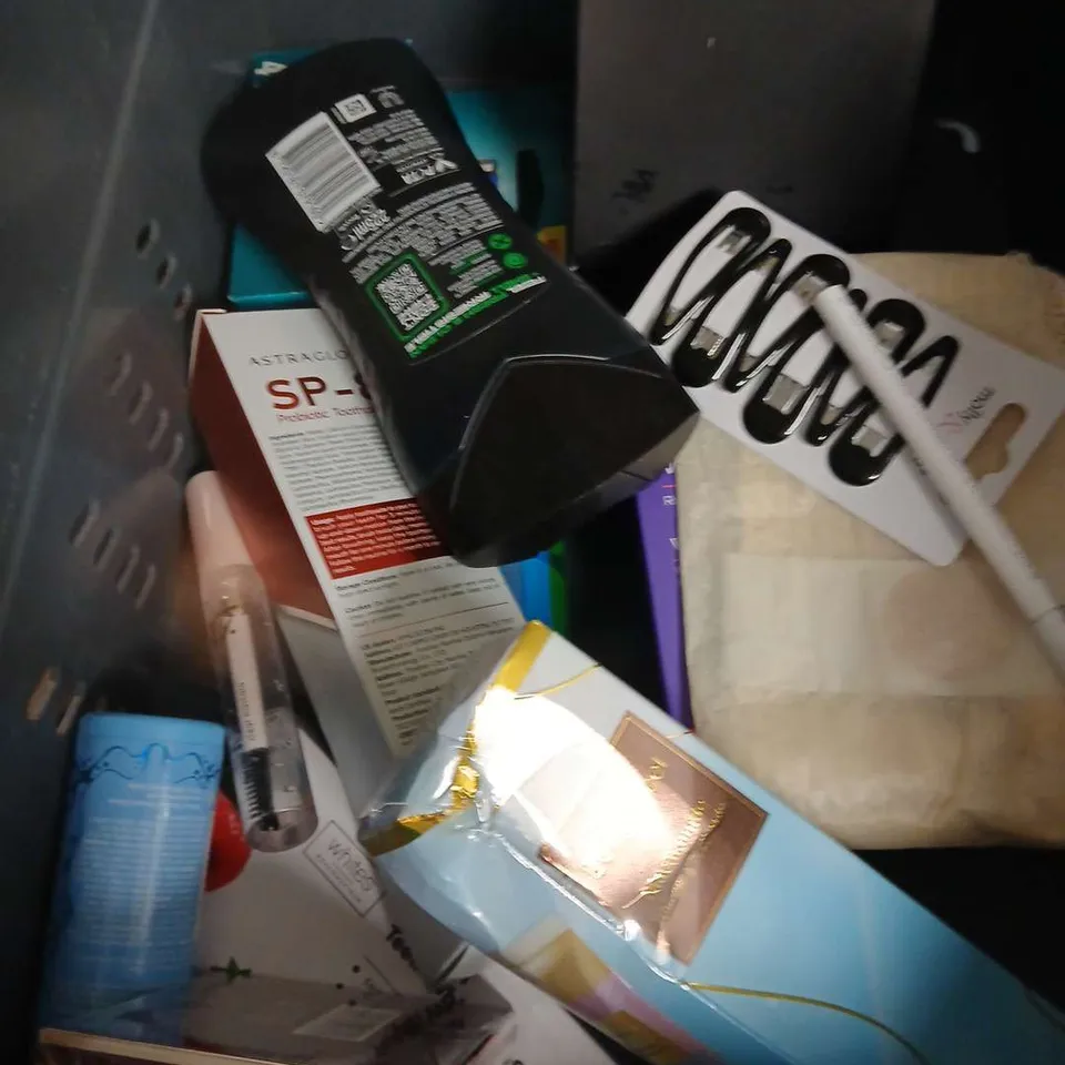 APPROXIMATEY 20 ASSORTED HEALTH AND BEAUTY PRODUCTS TO INCLUDE - SALT OF THE EARTH DEODORANT SPRAY - L'OREAL ELVIVE MIRACLE HAIR SERUM - FEMFRESH SOOTHING WASH - ETC