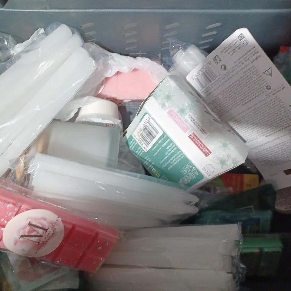 GROUP OF ASSORTED HOUSEHOLD ITEMS TOO INCLUDE CANDLES AND LIGHTING