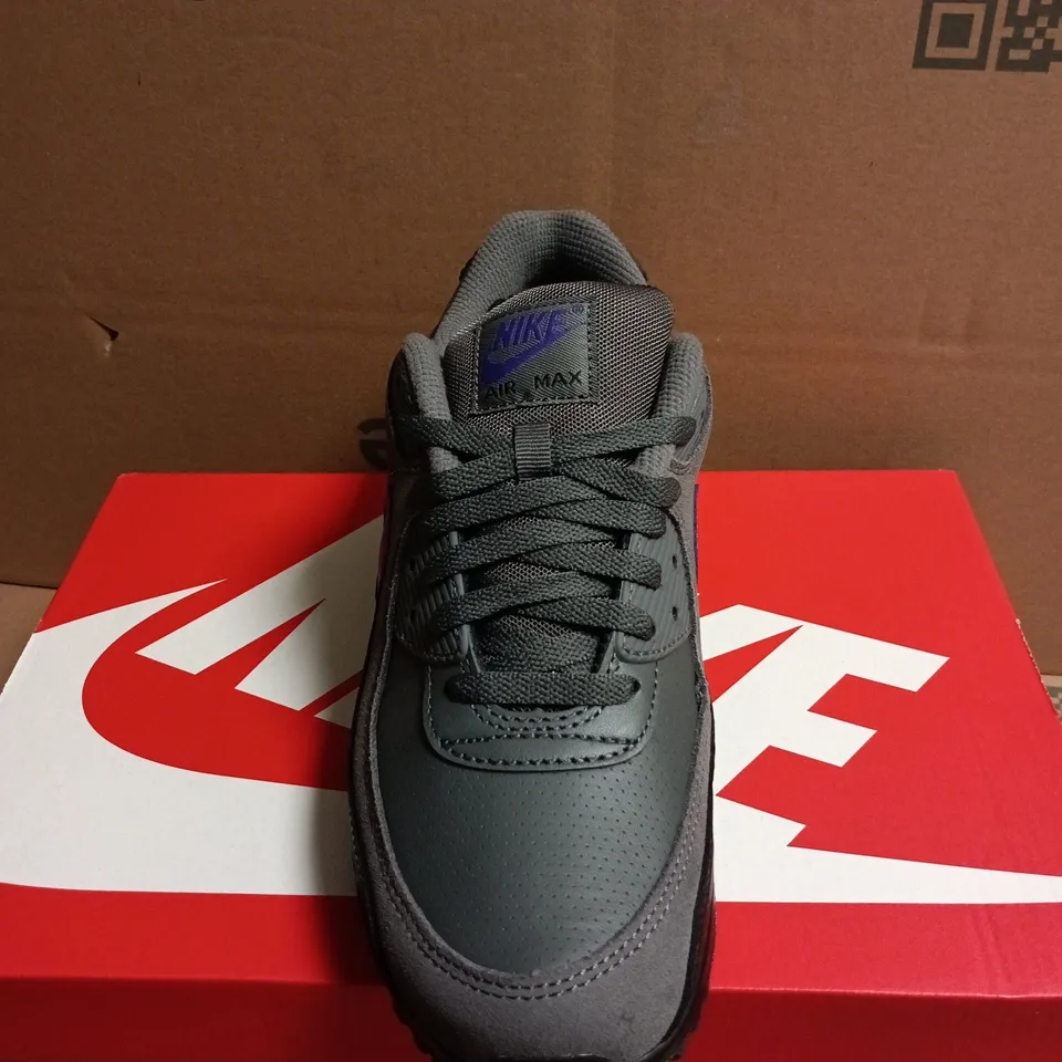 BOXED PAIR OF NIKE AIR MAX 90 TRAINERS – UK SIZE 8