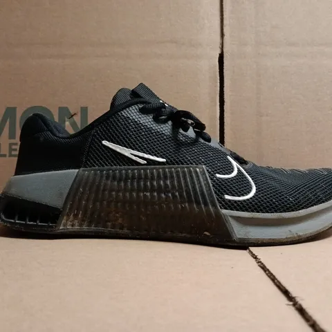PAIR OF NIKE METCON TRAINERS IN BLACK SIZE UK 6.5
