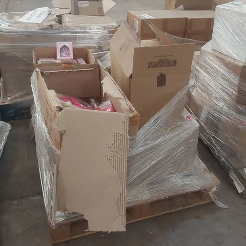 PALLET CONTAINING A LARGE QUANTITY OF ASSORTED ITEMS INCLUDING: CHILDREN'S FANCY DRESS COSTUMES, MAGIC FAIRY DOOR TOYS ECT