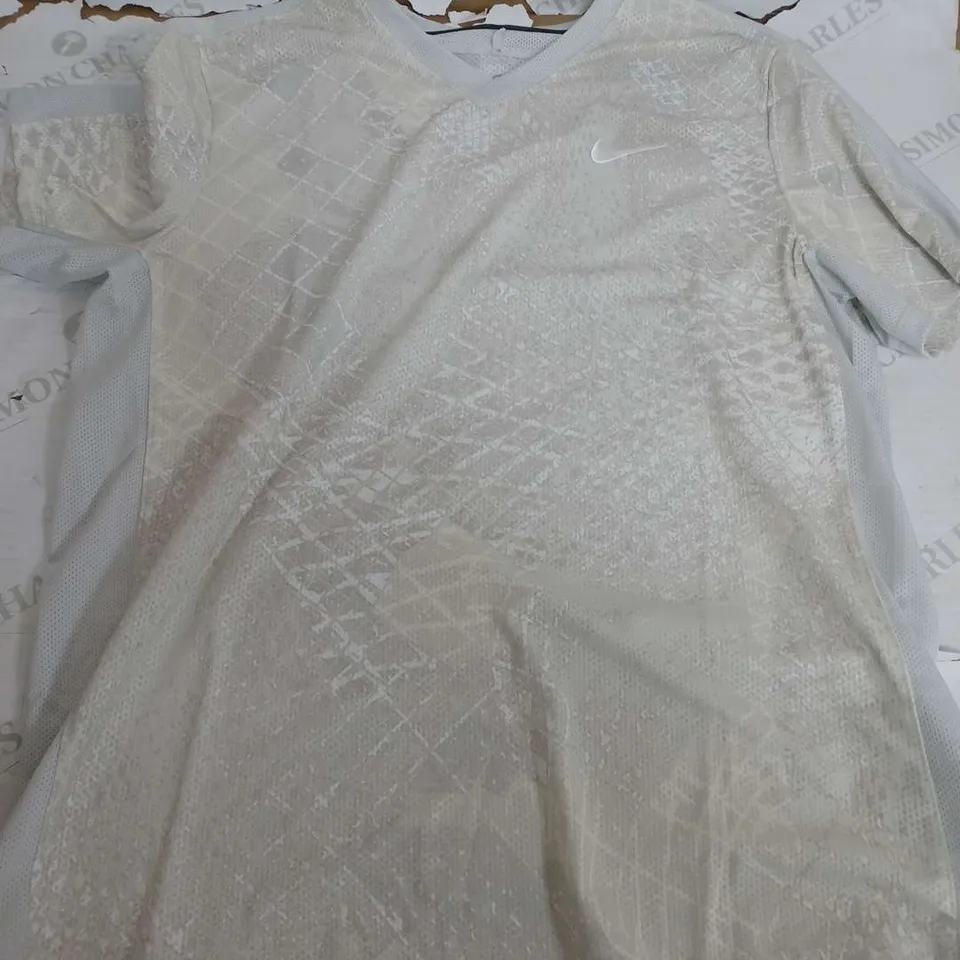 NIKE DRI FIT WHITE T-SHIRT - MEDIUM