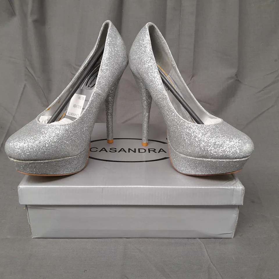 BOX OF APPROXIMATELY 10 PAIRS OF CASANDRA CLOSED TOE HIGH HEEL SHOES IN METALLIC SILVER W. GLITTER EFFECT - VARIOUS SIZES