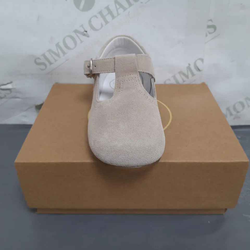 BOXED PAIR OF PEPA LONDON KIDS SHOES IN BEIGE EU SIZE 25