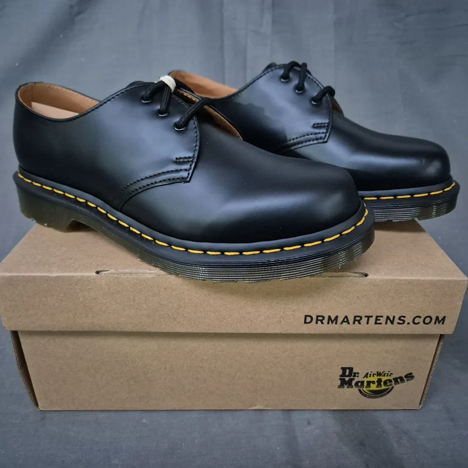 BOXED PAIR OF DR MARTENS 1461 SHOES IN BLACK UK SIZE 6